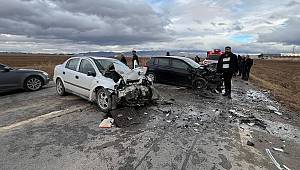 Afyon’da otomobillerin kafa kafaya çarpıştığı kazada yaşlı çift hayatını kaybetti