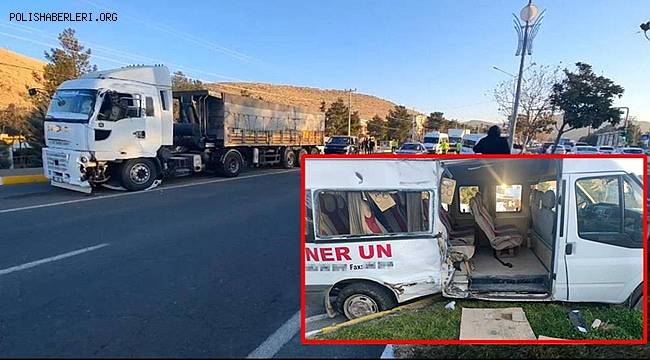 Mardin'de İşçi Servisiyle Kamyon Çarpıştı! 11 Yaralı 