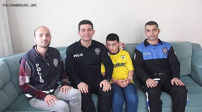 Polislerden görme engelli çocuğa forma sürprizi 