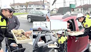 Düzce’de Trafik Polisleri Sürücülerle Bayramlaştı 
