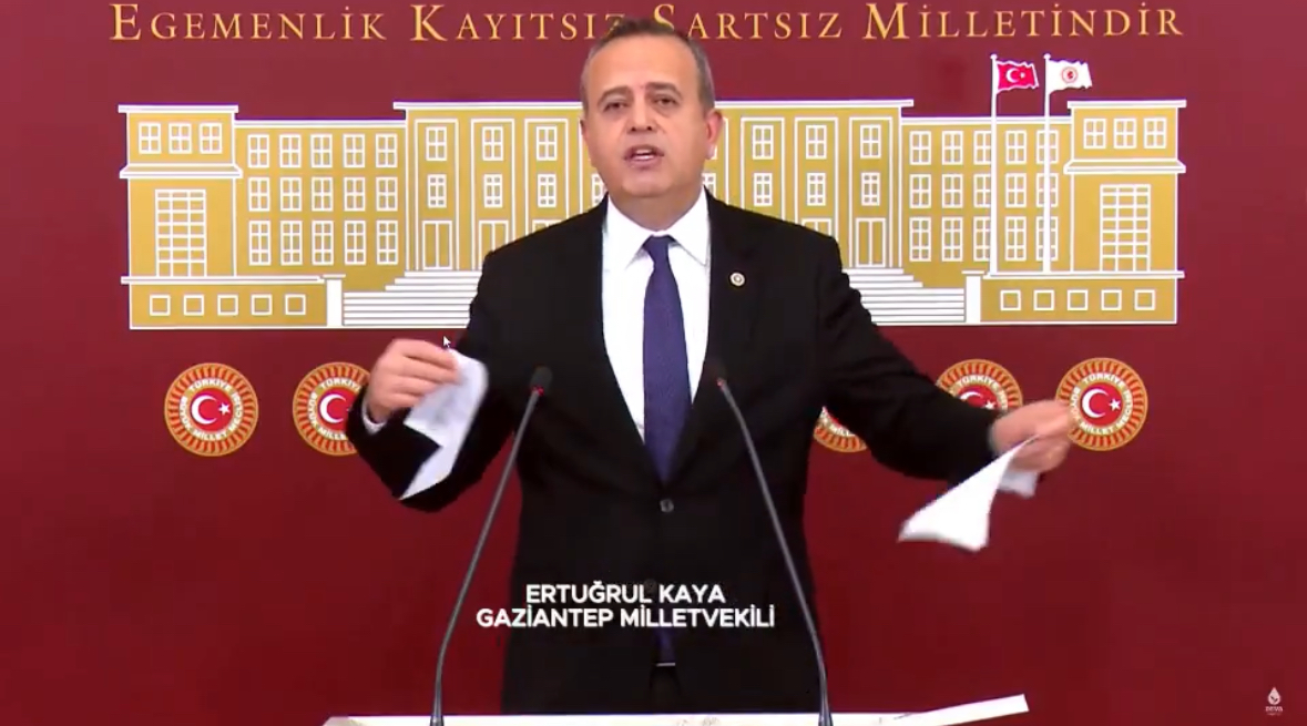 Gaziantep Milletvekili Ertuğrul Kaya, canlı yayında doğalgaz faturasını yırttı 