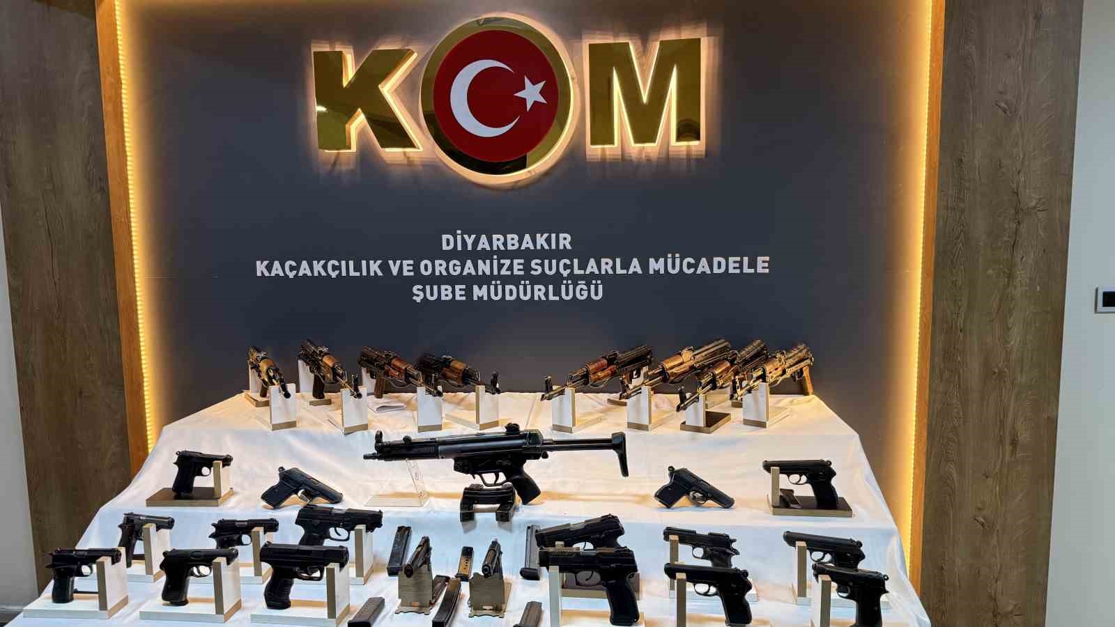 Diyarbakır'da Aracın Gizli Bölmelerinde 27 Silah Ele Geçirildi! 