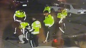 İzmir’de çevirmeden kaçtığı ileri sürülen şahsı darp eden trafik polisleri açığa alındı 