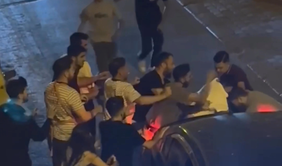 İzmir’de polise ve jandarmaya eşinin yanında hakaret eden şahsa meydan dayağı 