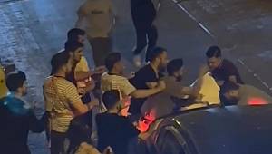 İzmir’de polise ve jandarmaya eşinin yanında hakaret eden şahsa meydan dayağı 