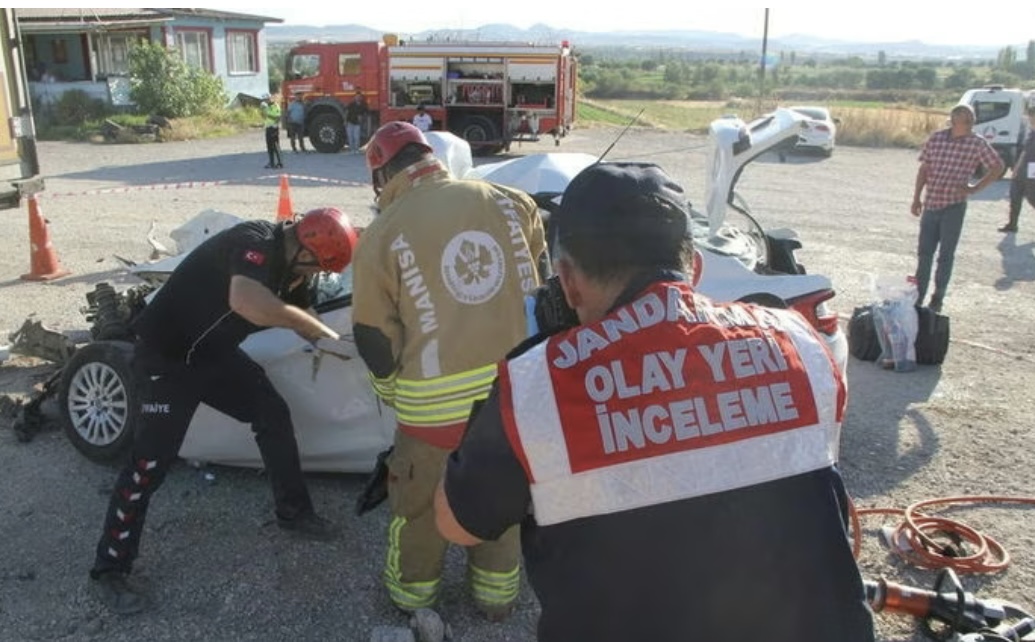 Manisa’da feci kaza! Baba ve 3 çocuğu hayatını kaybetti