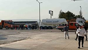 Tıra arkadan çarpan otomobilde bir aile yok oldu 