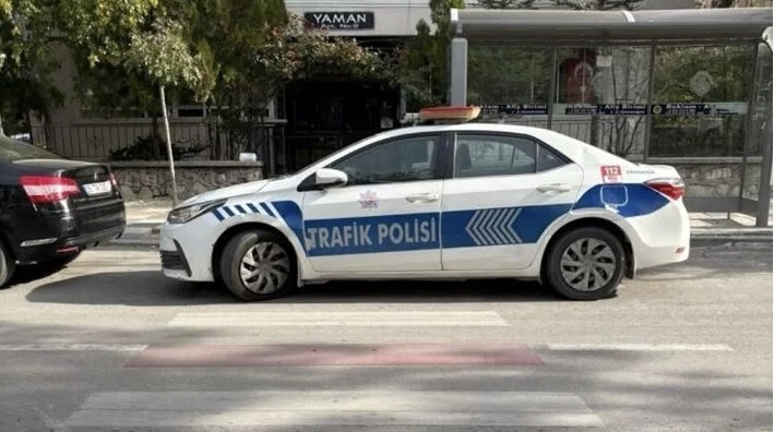 Vatandaş Fotoğrafladı, Trafik Polisi Arabasına Trafik Cezası Kesildi 