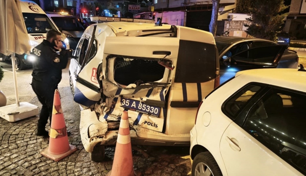 İzmir’de Otomobil Polis Aracına Çarptı! Polisler Kıl Payı Kurtuldu 