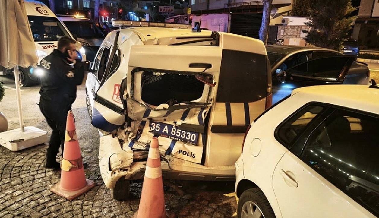 İzmir’de Otomobil Polis Aracına Çarptı! Polisler Kıl Payı Kurtuldu 