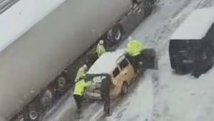 Mardin’de Trafik Polisleri Soğuk Havada Yürekleri Isıttı 