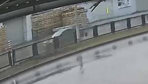 Adana’da Cinayet Gibi Kaza! Yaya Geçidini Kullanan Yaşlı Adam Metrelerce Havaya Uçarak Can Verdi 