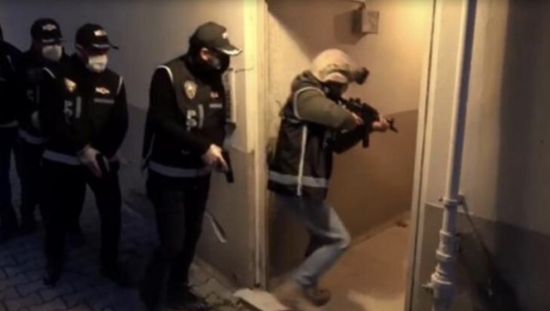 Bakan Yerlikaya: Sosyal medyada suç örgütlerini övenlere yönelik operasyonda 325 şüpheli yakalandı 