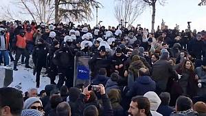 Diyarbakır’da Suriye Protestosunda Gergin Anlar! Saldırgan Gruba Polis Müdahale Etti 