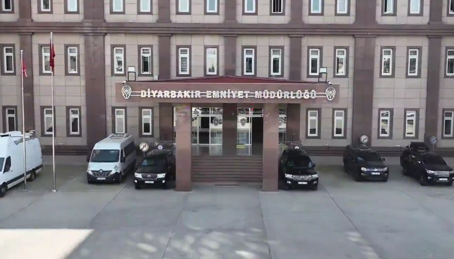 Diyarbakır Emniyet Müdürlüğü’ne El Yapımı Paylayıcı İle Saldırı! 