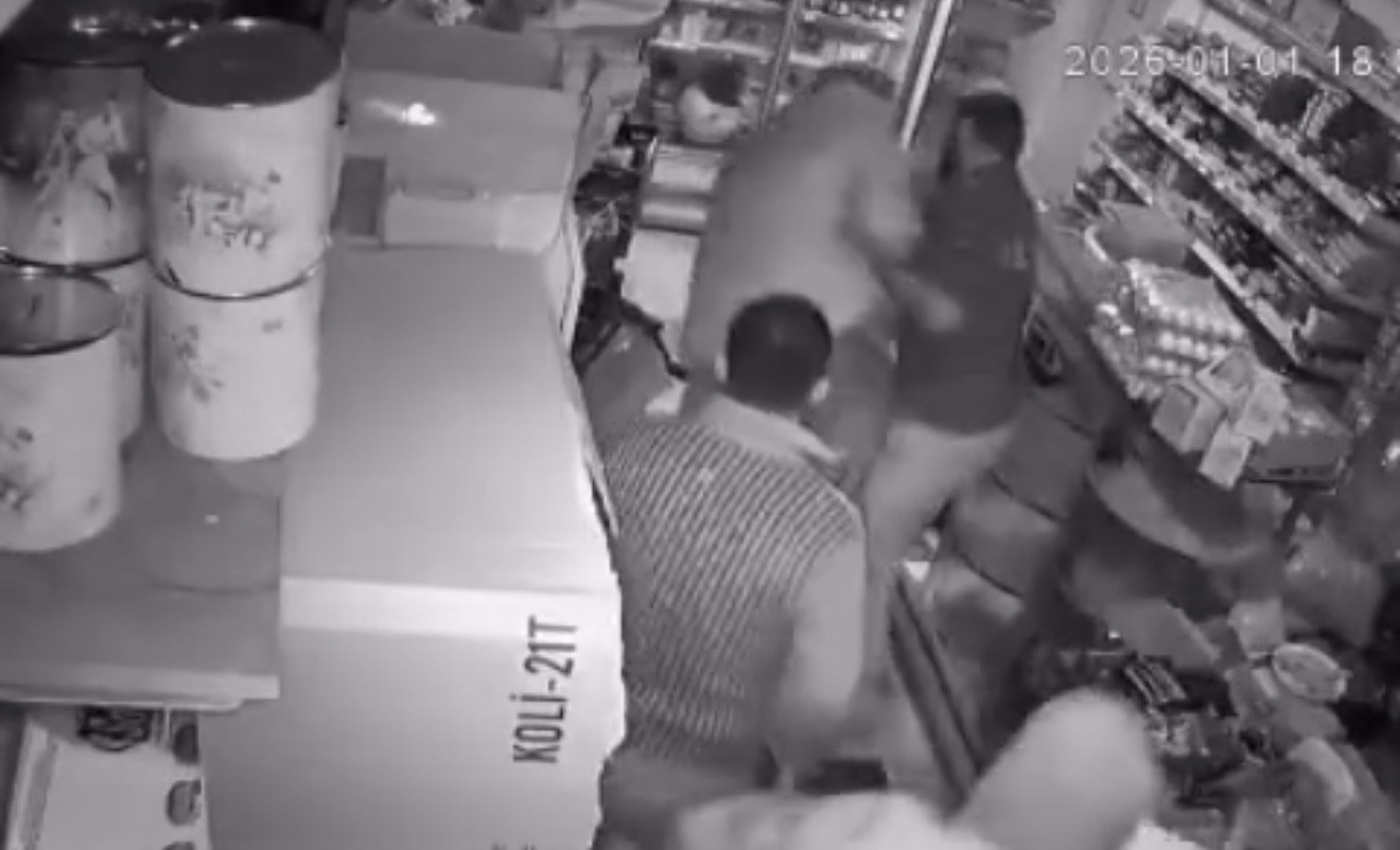 Gaziantep’te Kan Donduran Olay! 12 Yaşındaki Kız Çocuğunun Boğazına Bıçak Dayadı, Esnaf Son Anda Yetişti 