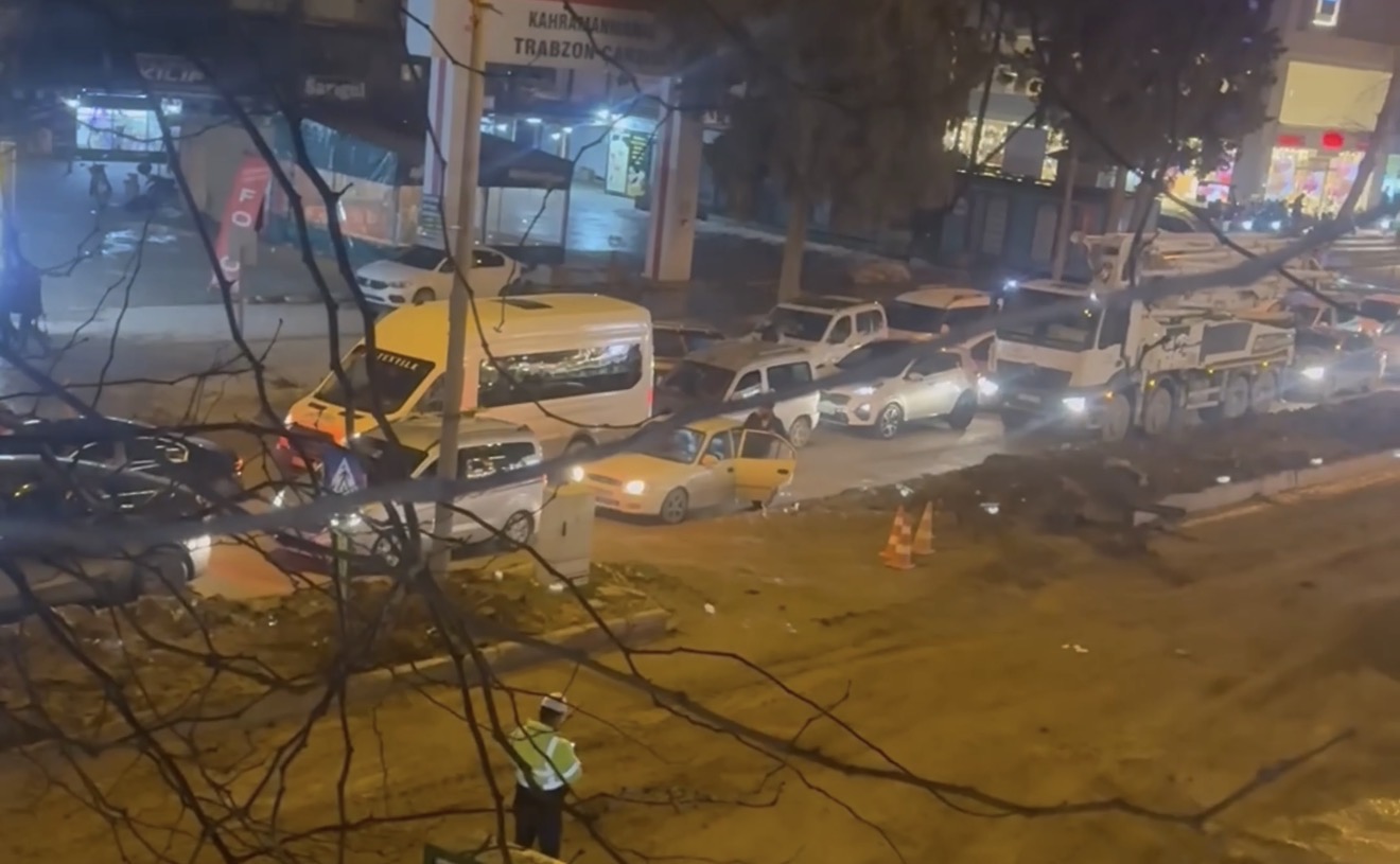 Kahramanmaraş'ta Vatandaşlar Canından Bezdi! Belediyelerin Yol Çilesi Trafiği Felç Etti 