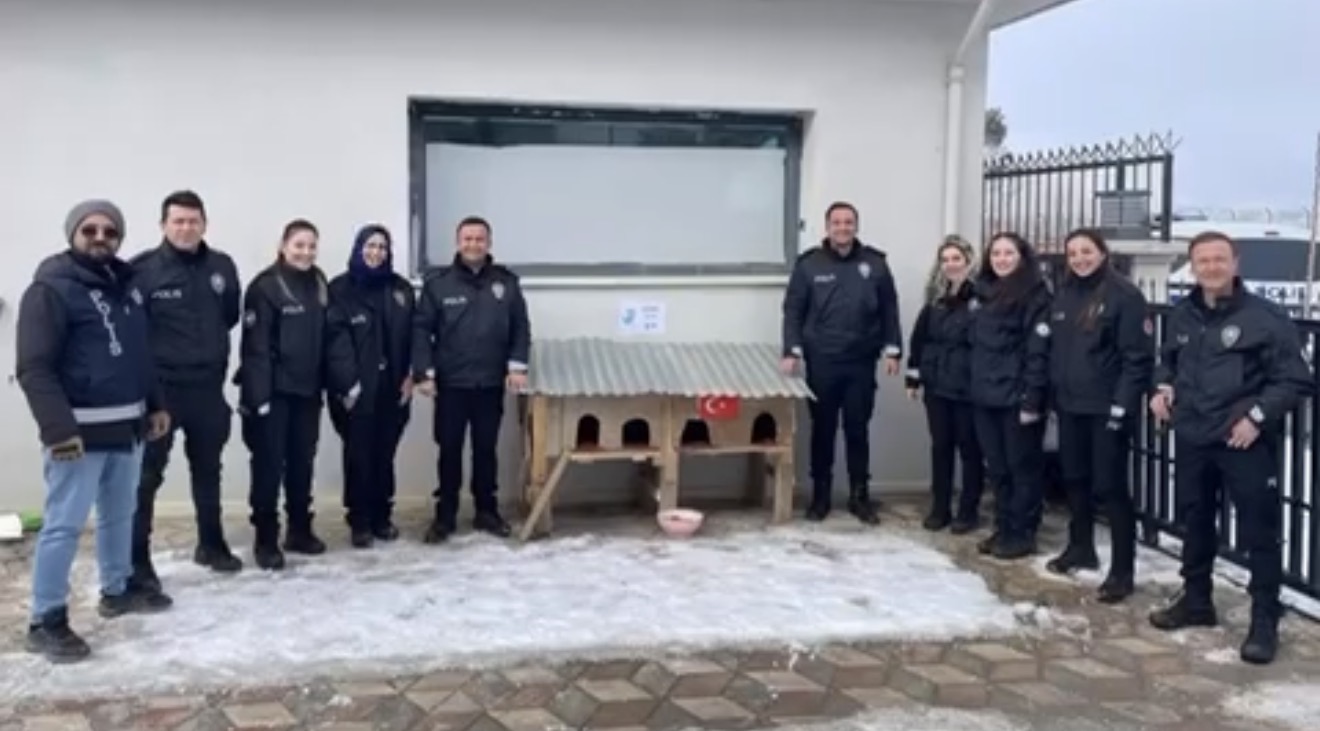 Sivrice İlçe Emniyeti Soğuk Havalarda Minik Dostlarımızı Unutmadı
