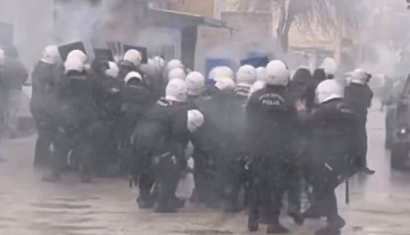 Suruç’ta Polise Büyük Provokasyon! Terör Sempatizanları Emniyet Müdürlüğü Binasını Hedef Aldı 