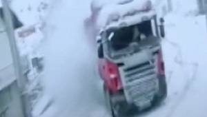 Tokat’ta Direksiyon Hakimiyetini Kaybeden Tır, Eve Böyle Çarptı 