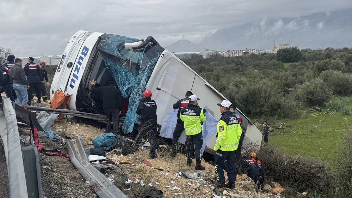 Antalya’da Katliam Gibi Kaza! Devrilen Yolcu Otobüsünde 9 Kişi Can Verdi, 25 Kişi Yaralandı 