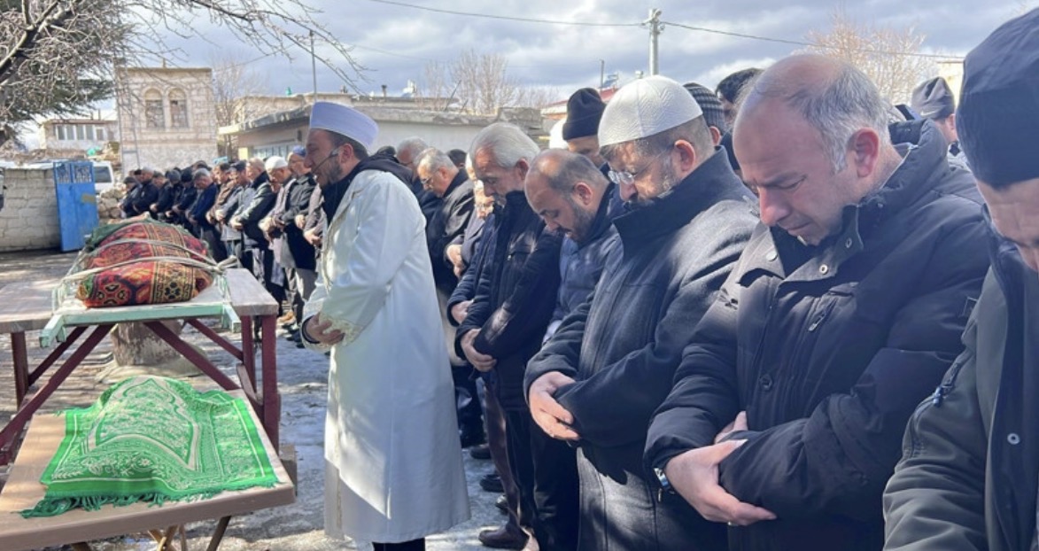 İmam acıya dayanamadı! Kardeşi, yengesi ve yeğeninin cenaze namazını kıldırırken fenalık geçirdi 