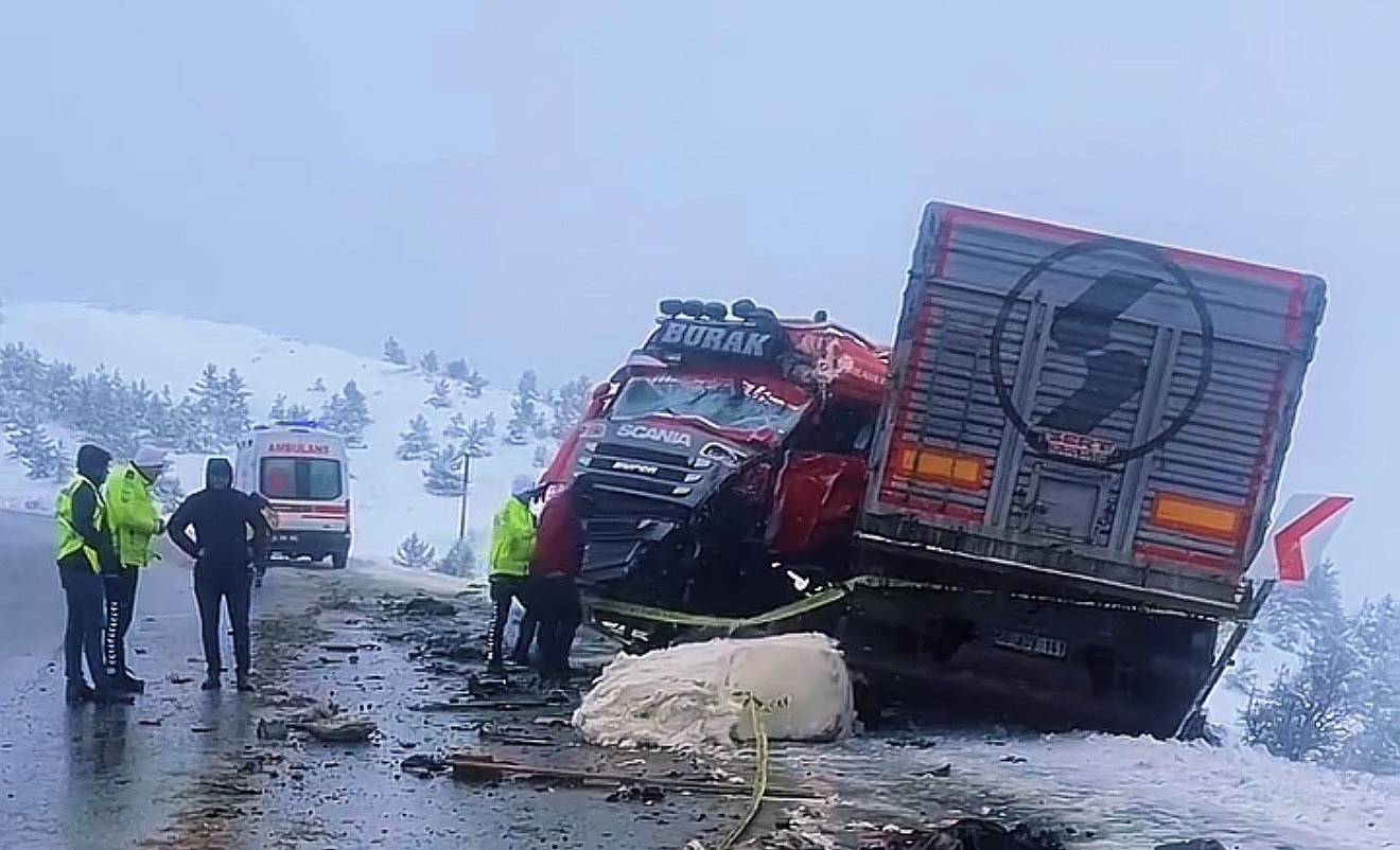 Sivas’ta İki Tırın Karıştığı Kazada Azerbaycan’lı Şöför Hayatını Kaybetti 