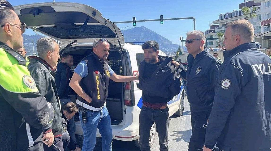 Dur İhtarına Uymayan Ehliyetsiz Sürücüye Cezadan Kurtulamadı 