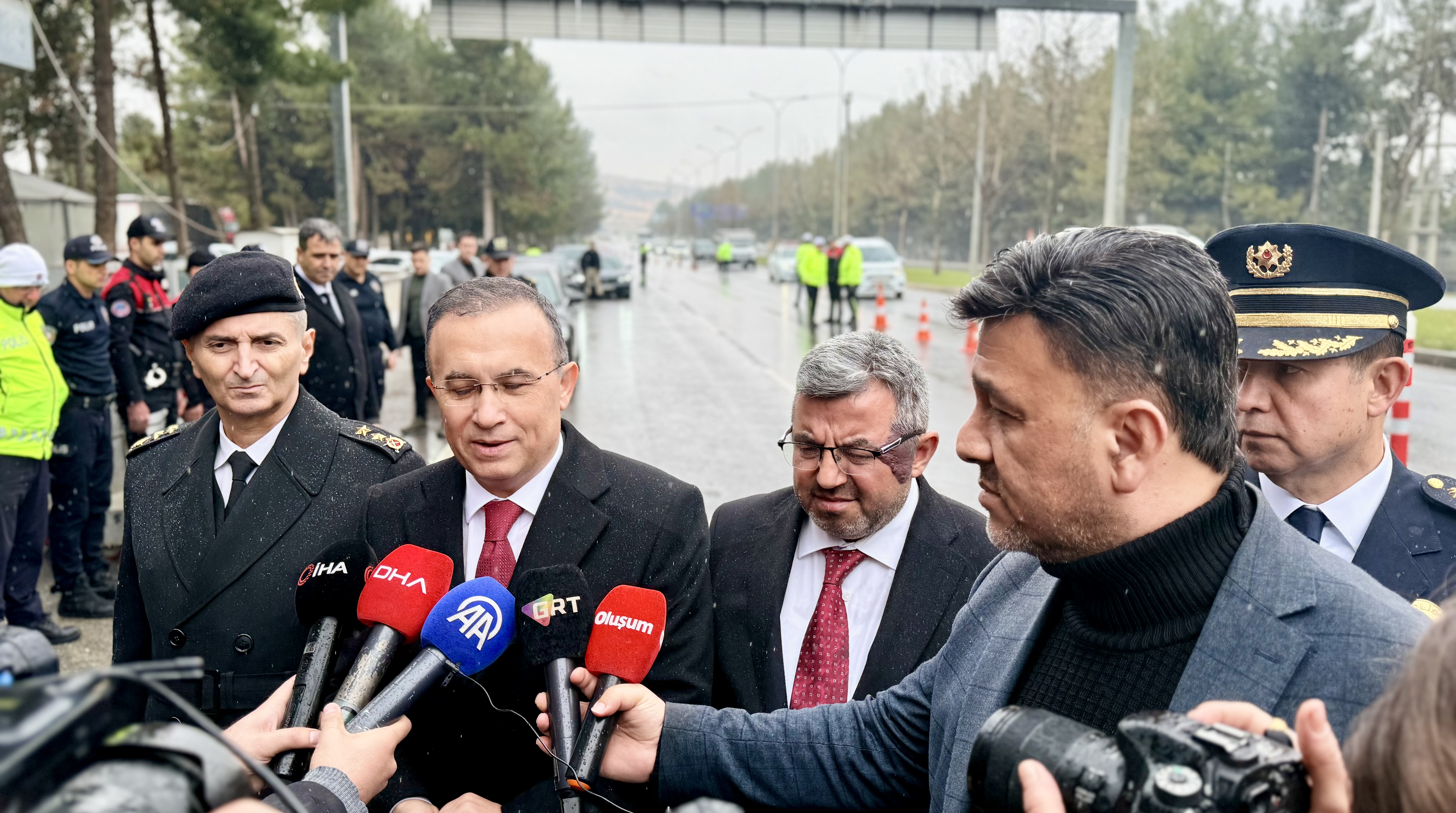 Gaziantep Valisi Çeber Uygulama Noktasında Görevli Polislerle Bayramlaştı