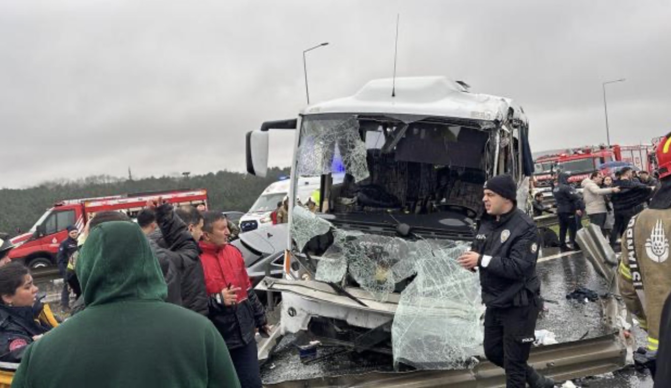 İstanbul'da polis servis aracının karıştığı kazada 4'ü ağır 30 kişi yaralandı 