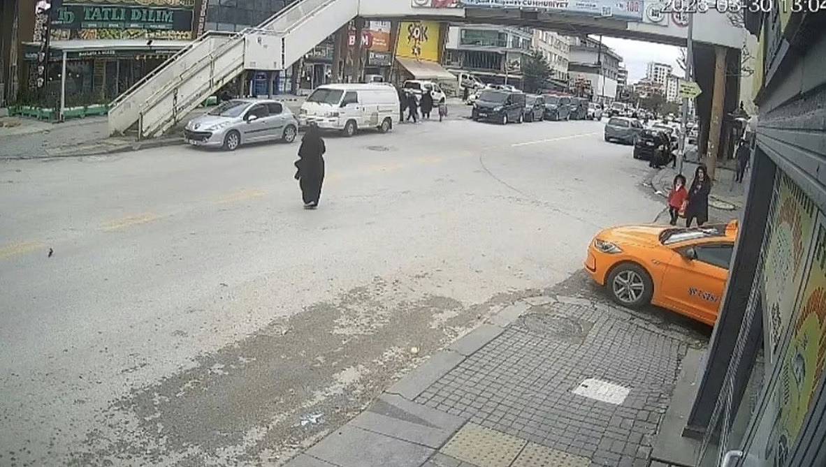 Yolun Karşısına Geçmeye Çalışan Genç Kıza Otomobil Çarptı 