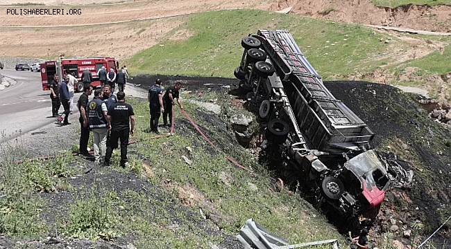 Cizre’de Acı Haber! Virajı Alamayarak Devrilen Kömür Yüklü Tırın Sürücüsü Hayatını Kaybetti  