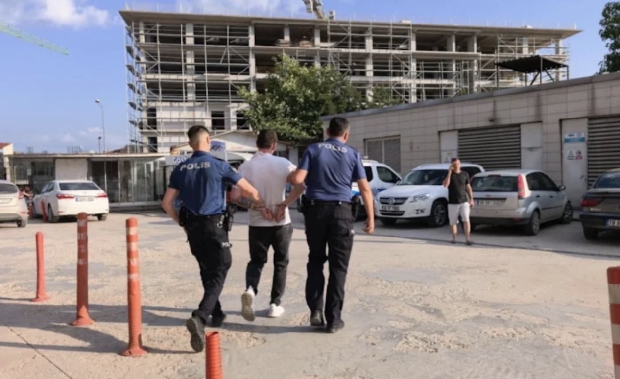 Kimlik kontrolü yapan polisten kaçan şüpheli yakalanınca “Şansımı Denedim” dedi.  