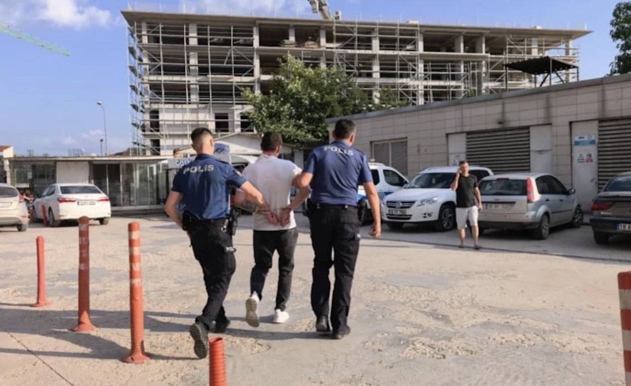 Kimlik kontrolü yapan polisten kaçan şüpheli yakalanınca “Şansımı Denedim” dedi.  