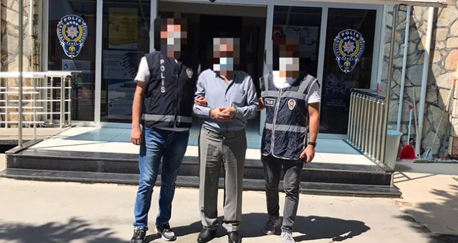7 yıldır cinayetten aranıyordu, yatağın altında yakalandı