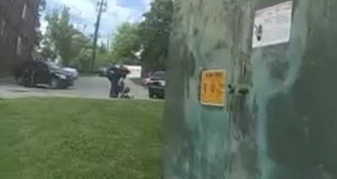 ABD'de bir siyahi genç daha polis tarafından vurularak öldürüldü