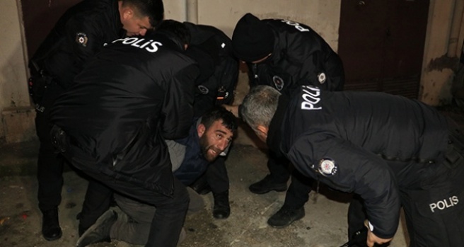 Adana’da bankaya giren hırsız polisten kaçamadı