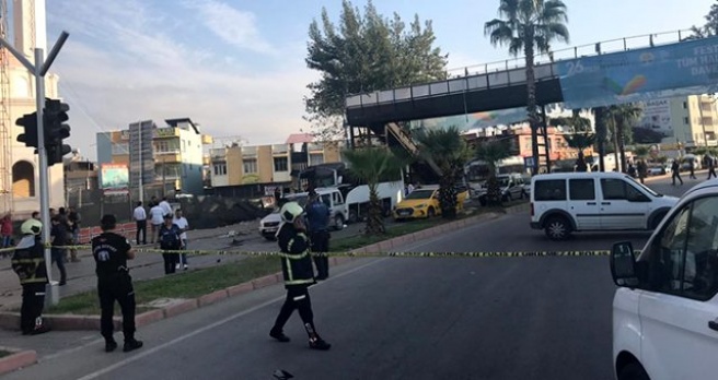 Adana'da polis aracına düzenlenen bombalı saldırı anı kamerada - Haber