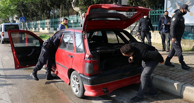 Adana’da şüpheli araç polis ekiplerini alarma geçirdi
