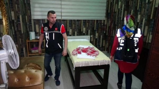 Ahlak polisinden masaj salonlarına baskın!