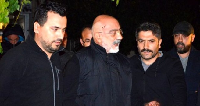 Ahmet Altan, gözaltı için gelen polislere 