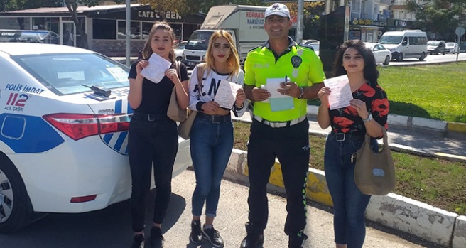 Aksaray’da 108'er lira ceza yiyen öğrenciler polisle hatıra fotoğrafı çektirdi