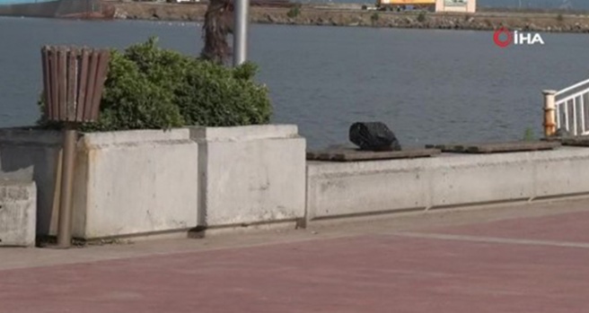 Alışveriş poşetini unutup gezince polisi alarma geçirdiler