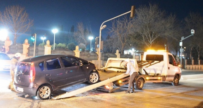 Alkollü minibüs sürücüsü önce polisten kaçtı sonra kaza yaptı
