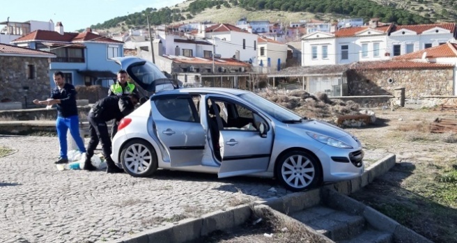 Aracını denize sürdü, camı kıran polis son anda kurtardı