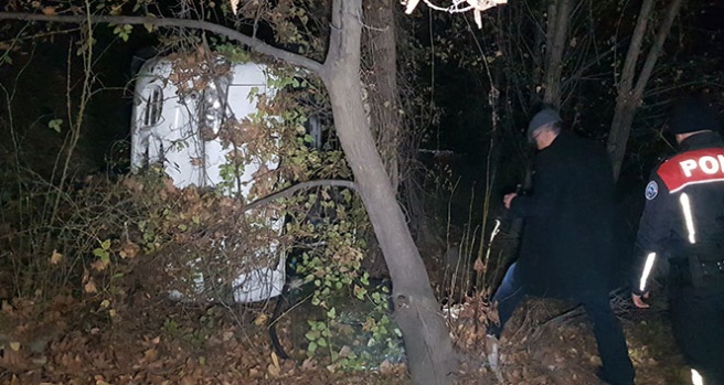 Aracıyla şarampole yuvarlandı, arayan polislere 'şehir dışındayım' dedi