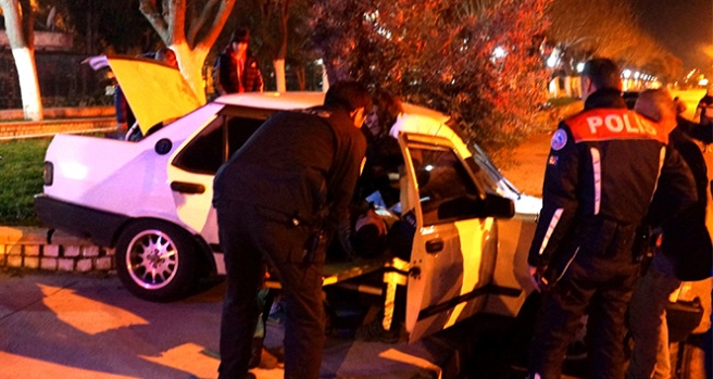 Araçta sıkışan sürücüyü polis ve sağlık ekipleri kurtardı