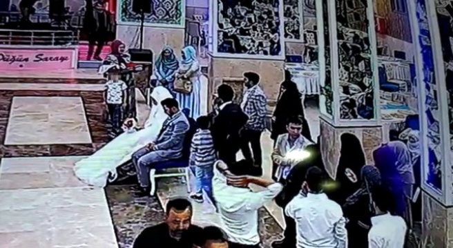 Arkadaşından yardım isteyen çocuk gelini, polisler kurtardı - Haber