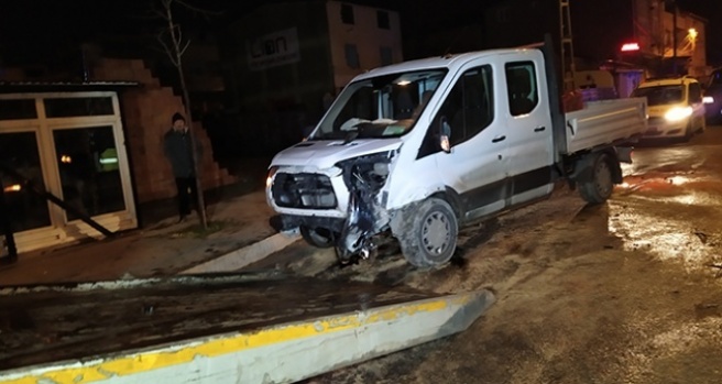 Arnavutköy’de otomobil kontrolden çıktı: 1’i polis, 2 yaralı