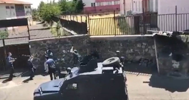 Babaları tarafından rehin alınan 3 çocuk polisin çalışması ile kurtarıldı